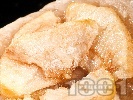 Рецепта Пухкави малки захаросани бутер банички за десерт от бутер тесто с ябълки и захар